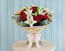 Букет цветов из:  Лилии и Розы #REPLACE_PRED# Кагальнике