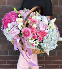 Композиция солнечный день в Кагальнике Цветочная композиция из Розы, Хризантемы, Пионы и Лизиантусы в корзине в Кагальнике