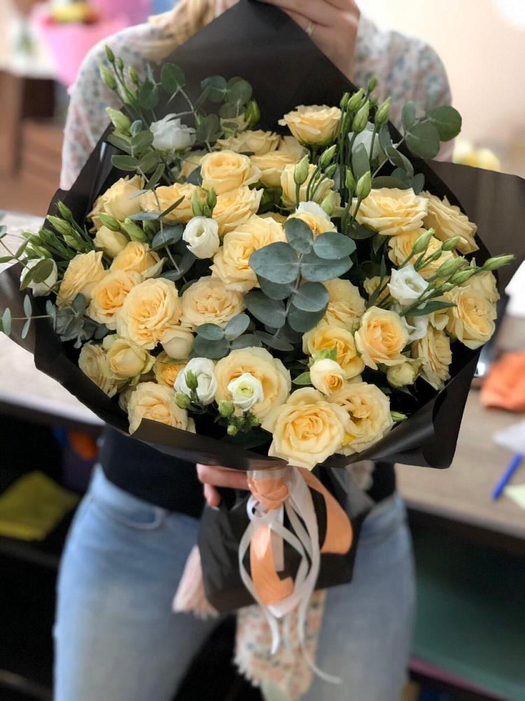 Букет цветов из: Розы и Лизиантусы в Кагальнике