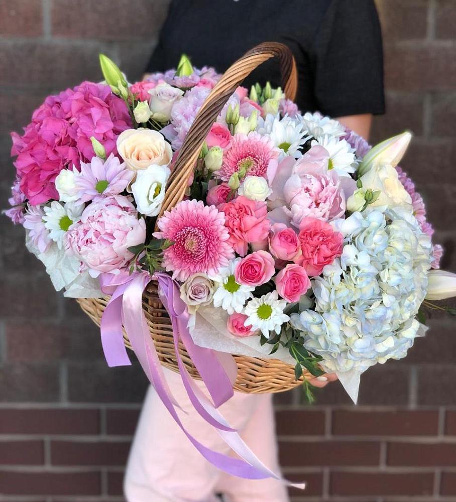 Цветочная композиция из Розы, Хризантемы, Пионы и Лизиантусы в корзине в Кагальнике