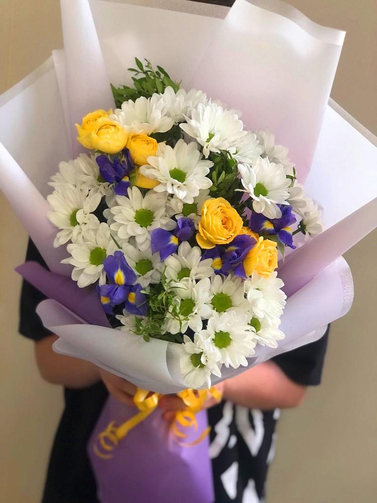 Букет цветов из: Ирисы, Хризантемы и Розы в Кагальнике