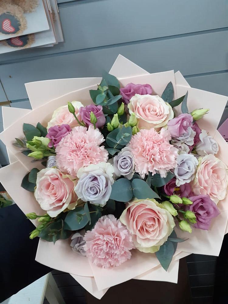 Букет цветов из: Розы, Гвоздики и Лизиантусы в Кагальнике