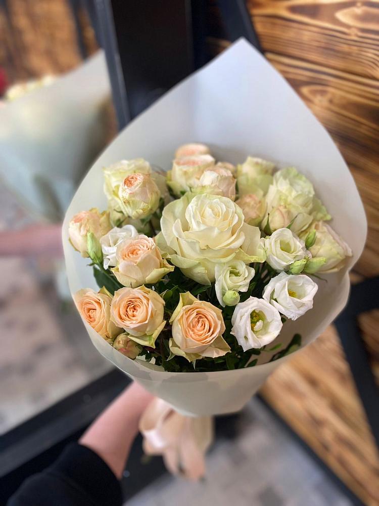 Букет цветов из: Розы и Лизиантусы в Кагальнике